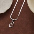Collana a catena serpente d'argento con pendente a lettera C corsiva lucidata - Lettera C