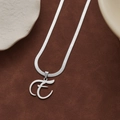 Collier lettre E moderne en argent avec chaîne serpent plate sur velours marron - Lettre E