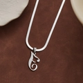 Collier maille serpent argenté avec pendentif lettre E artistique sur fond de suède - Lettre F