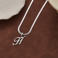 Collier chaîne serpent argenté minimaliste avec pendentif élégant lettre H cursive - Lettre H