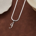 Collier chaîne serpent argentée avec pendentif lettre J cursive au fini métallique - Lettre J