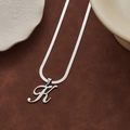 Collier chaîne serpent argentée avec un pendentif minimaliste de la lettre K cursive - Lettre K