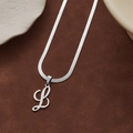 Pendentif lettre L argenté poli sur un collier à chaîne serpent plate élégante - Lettre L