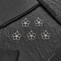 Set di 5 ciondoli a fiore traforato in acciaio inossidabile argento dal design minimal - 633 Fiore a Cinque Petali Cavo Acciaio