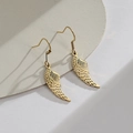 Pendientes de alas de ángel en oro pulido con detalles de plumas talladas sobre pedestal - Dorado