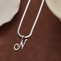 Collier argenté avec pendentif lettre N cursive et chaîne serpent élégante - Lettre N