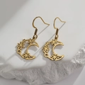 Pendientes de acero inoxidable dorado con luna creciente y calado floral sobre piedra - Dorado