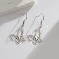 Elegantes pendientes de mariposa calados en acero inoxidable plateado para mujer - Color Acero