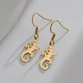 Pendientes colgantes de geco en acero inoxidable dorado de 18K sobre fondo claro - Dorado