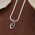 Collier à chaîne serpent argentée avec un pendentif lettre O au design minimaliste chic - Lettre O
