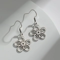 Pendientes minimalistas de flor de cerezo en plata con diseño de cinco pétalos huecos - Color Acero