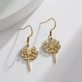 Elegantes pendientes de gota de diente de león en acero inoxidable dorado sobre blanco - Dorado