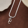 Collier chaîne serpent argentée avec pendentif lettre D cursive et finition polie - Lettre P