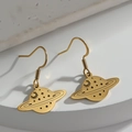 Pendientes de Saturno en acero dorado con detalles de estrellas y luna calados - Dorado