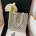Borsa tote di perle bianche fatta a mano con motivo floreale in una scatola regalo nera - Bianco