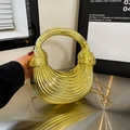 Elegante borsa da sera in acrilico dorato con strisce metalliche e manico a nodo - Oro