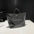 Grande borsa tote nera lucida in Tyvek con scritta TOTE BAG e doppi manici corti - Nero