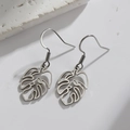Pendientes de hoja de monstera en acero inoxidable minimalista sobre mármol - Color Acero