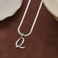 Collier chaîne serpent en argent poli avec un pendentif lettre Q artistique minimaliste - Lettre Q