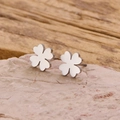 Pendientes de trébol minimalistas de metal plateado pulido sobre piedra natural - Color Acero