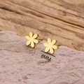 Minimalistische goldene Blumenohrstecker 8mm aus Edelstahl auf einem Steinhintergrund - 808 Gold (Sechsblättrige Blume)