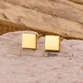 Minimalistische 5mm vierkante gouden roestvrijstalen oorknopjes op natuurstenen basis - Vierkant 5mm Goud