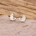 Pendientes de delfín de acero inoxidable minimalistas sobre base de piedra natural - Color Acero