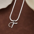 Collier chaîne serpent argentée avec un pendentif lettre T en écriture cursive - Lettre T