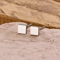 Pendientes cuadrados minimalistas de acero inoxidable con acabado pulido sobre piedra - Color Acero