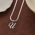 Collier chaîne serpent plate en argent avec un pendentif lettre U majuscule - Lettre U