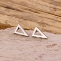 Pendientes de triángulo hueco en acero inoxidable con esmalte blanco y diseño geométrico - Color Acero