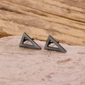 Pendientes de triángulo calado en negro mate sobre una base de piedra rosa natural - Negro