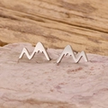 Pendientes de montaña minimalistas de acero inoxidable plateado con acabado de espejo - Color Acero