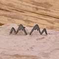 Primer plano de pendientes de montaña en acabado negro mate sobre base de piedra - Negro