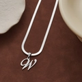 Collier chaîne serpent argentée avec pendentif lettre W en écriture cursive - Lettre W