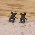 Detalle de pendientes de conejo negro mate con corazón calado sobre piedra natural - Negro