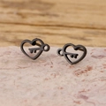 Dettaglio degli orecchini a cuore nero opaco con un design a chiave traforato unico - Nero