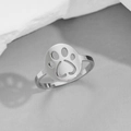 Bague ouverte minimaliste en acier inoxydable argenté avec motif patte de cœur évidé - Empreinte de Patte Évidée en Cœur / Acier