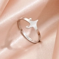Détail d'une bague étoile réglable en argent sur satin rose avec finition polie - Étoile Acier