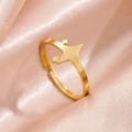 Vue macro d'une bague en acier doré minimaliste sur une texture de tissu satiné rose - Étoile Or