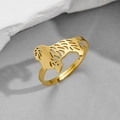 Makroaufnahme eines vergoldeten Edelstahlrings mit hohlem Windhund-Motiv im Detail - Gold Golden Retriever