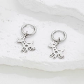 Pendientes de jirafa calada en plata dispuestos sobre una base de piedra blanca natural - Color Acero