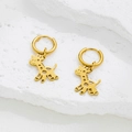 Pendientes de aro dorados con dije de jirafa en metal pulido para un look de joyería de animal - Dorado