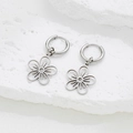 Pendientes bohemios de acero inoxidable con colgante de flor sobre fondo de piedra - Color Acero