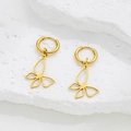 Aros dorados de acero inoxidable con colgantes de mariposa hueca sobre piedra blanca - Dorado