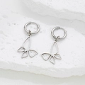 Pendientes de acero inoxidable con colgante de mariposa sobre superficie de piedra blanca - Color Acero