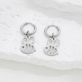 Pendientes de aro de acero inoxidable con colgantes de abeja huecos sobre piedra blanca - Color Acero
