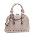 Borsa a conchiglia in vernice rosa con catena decorativa e ciondoli a dado - Rosa