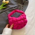 Bolso de nube acolchado en color rosa fucsia con correa de cadena plateada - Rosa rojo