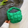 Bolso de nube acolchado verde vibrante en nailon con correa de cadena plateada - Verde